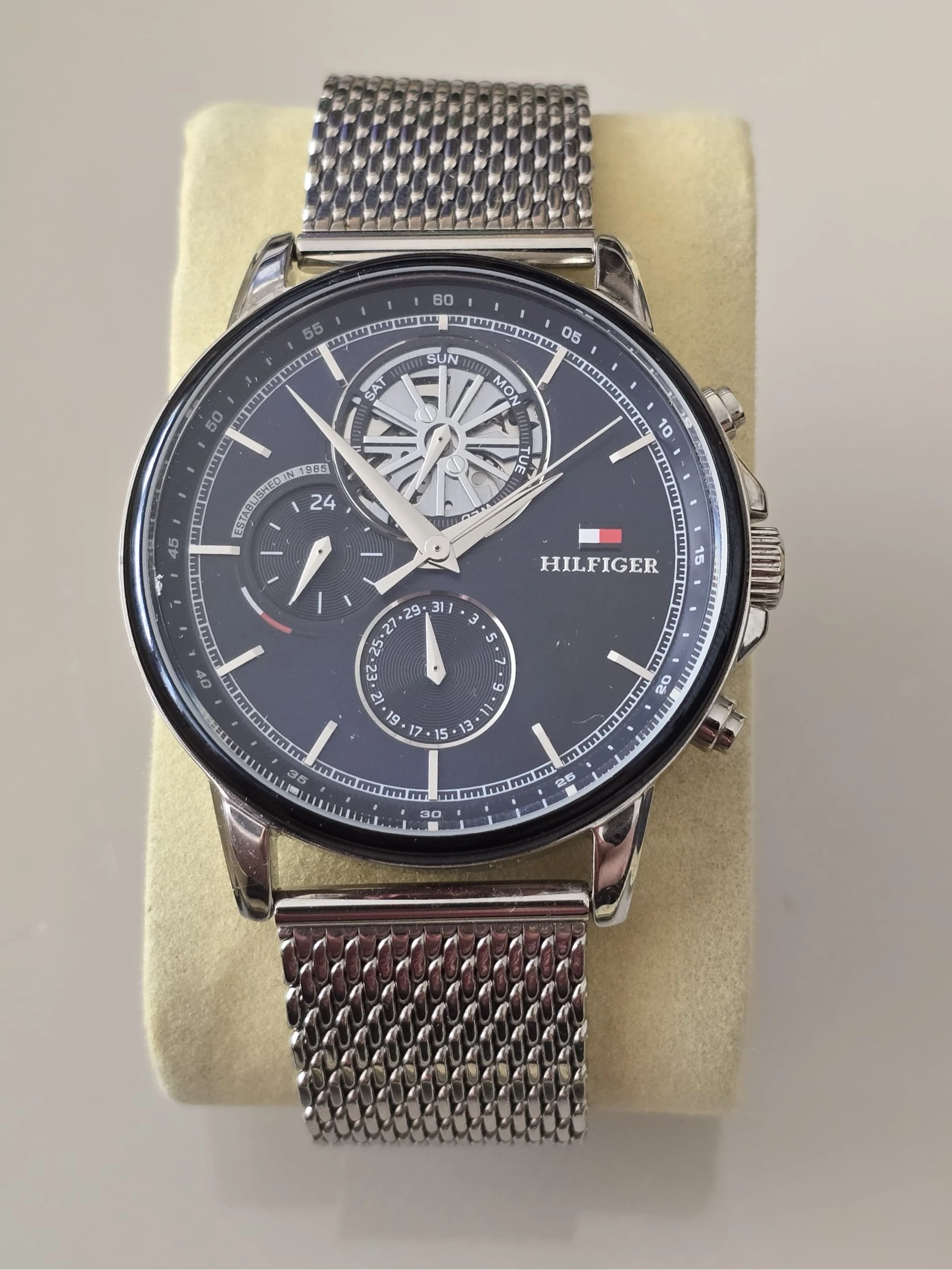 Montre TOMMY HILFIGER Homme - Cadran Bleu & Bracelet Mesh Argenté